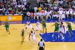 巔峰韋德有多炸？一記空接風(fēng)車暴扣，讓美國隊替補(bǔ)席集體起立！