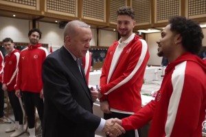 歐錦賽亞軍！土耳其總統(tǒng)埃爾多安接見土耳其男籃全體成員