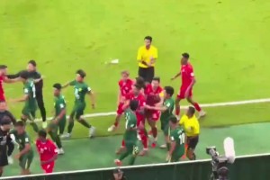 球迷：這比比賽好看多了！近距離看看國(guó)安河內(nèi)球員熱血格斗戰(zhàn)??