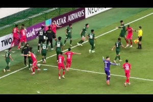 看臺(tái)實(shí)拍國(guó)安與河內(nèi)激烈肢體沖突：工體現(xiàn)場(chǎng)響起“NB別走”喊聲