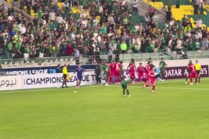 換個(gè)角度看看國(guó)安與河內(nèi)球員場(chǎng)邊沖突??