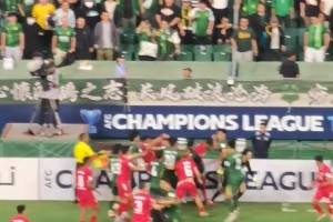 火藥味！河內(nèi)球員場(chǎng)邊挑釁，動(dòng)手，還踹廣告牌+向國(guó)安球迷豎中指