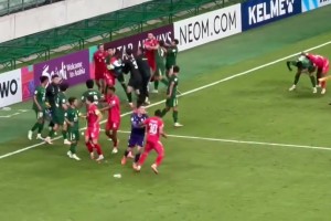 國(guó)安球員場(chǎng)邊拳擊戰(zhàn)！國(guó)安球迷怒罵：CNM！