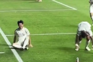 孫興慜戴帽太激動(dòng)了，直接地上滾了一圈??