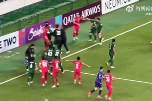 誤傷主帥！恩加德烏解圍擊穿替補(bǔ)席頂棚，塞蒂恩捂頭疑似見(jiàn)血??