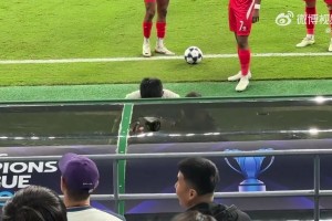 網傳國安丟球后球迷砸向替補席的主教練塞蒂恩，看著已經流血了