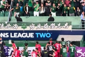 國(guó)安球迷扔水瓶精確命中河內(nèi)球員，后者暴怒踢廣告牌??