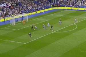 熱刺扳回一球！理查利森倒地掃射擊中門(mén)將破門(mén)，仍1-2落后布萊頓