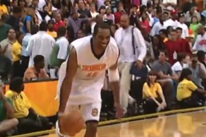 卡特的跨人扣籃，根本碰不到底下的人，更別說助力了