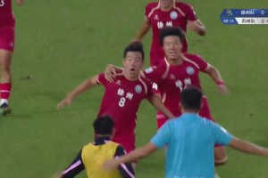 紅牌來了！宿遷隊(duì)球員楊碩背后鏟球犯規(guī)，兩黃變一紅被罰下