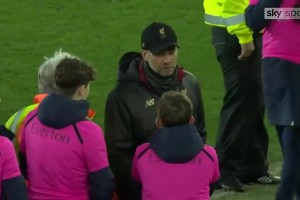 忍住了！埃弗頓球童諷刺性鼓掌讓渣叔怒了