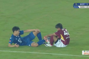 哥倆好！蘇超宿遷和揚(yáng)州球員拼搶中鞋帶纏在一起，雙雙被絆倒在地