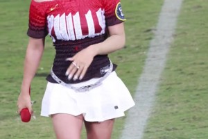 自信大方！女星江映蓉為川超開幕式獻(xiàn)唱