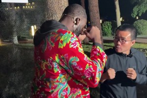 靜雨瘋狂“挑釁”追夢(mèng)格林?jǐn)[好了拳擊姿勢(shì) 結(jié)果認(rèn)慫送上果籃??