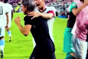 因扎吉遭遇本方球員鎖頭暴擊！場面竟然一時間十分歡樂！