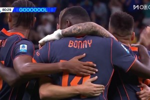 運(yùn)氣不錯(cuò)！奧古斯托打門擊中對(duì)方防守球員彈入球網(wǎng)