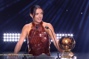 三連莊！官方：邦馬蒂獲2025年女子金球獎(jiǎng)，擊敗槍手球員卡爾登泰