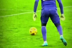 奧納納經(jīng)典名場(chǎng)面！反復(fù)將球放在地上