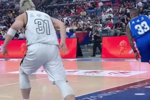 庫茲馬對王哲林還是太心軟了！晃飛了之后居然沒出手，傳了出去！