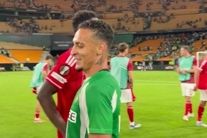 圓神傳射+絕平！比賽結束時，安東尼與諾丁漢森林球員擁抱寒暄