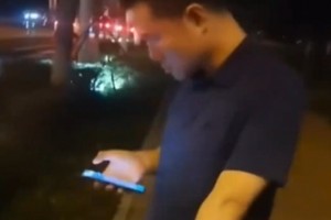 這大體格哈！徐靜雨街頭掃共享單車被圍觀 依舊淡定操控手機~