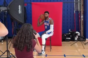 新賽季能回暖嗎??喬治出席76人媒體日，拿球怒吼擺造型~