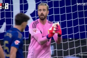 巴薩攻勢(shì)如潮！拉菲尼亞外圍遠(yuǎn)射擊中立柱！阿勞霍補(bǔ)射再被撲出！