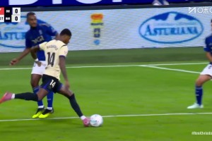 再造威脅！拉什福德外圍兜射遠(yuǎn)角！奧維耶多門將飛身?yè)涑觯? >
                                        </div>
                                    </div>
                                    <div   id=