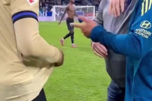 兩位中場(chǎng)大師！22歲的佩德里與40歲的卡索拉交換球衣并擁抱