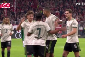 拜仁1-0領(lǐng)先！奧利塞右路傳中，塔腳后跟打門折射入網(wǎng)！