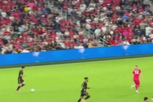 降維打擊！孫興慜梅開二度，看臺(tái)上的韓國小姐姐開心到起飛??