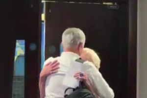 老友重聚！穆里尼奧給切爾西老員工康尼利一個大大的擁抱