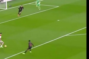 技術(shù)流的魅力！蘇亞雷斯神作：在科洛奇尼推搡下完成同向卸球！