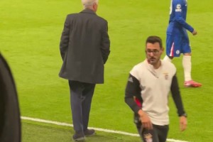 穆里尼奧的名字在斯坦福橋響起，穆帥以飛吻回應球迷??