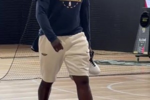 ??哥們兒你誰？暴瘦版錫安亮相訓(xùn)練營 害擱那秀扣籃??