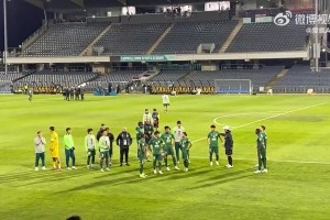 國安遠(yuǎn)征球迷賽后怒罵“SB楊立瑜”，楊立瑜鼓掌+豎中指回應(yīng)！