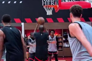 三分威脅！小賈投籃假動作點飛申京，隨后助攻杜蘭特得分