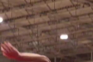 歐錦賽之后真正進(jìn)化了！申京在火箭隊內(nèi)訓(xùn)練中奉獻(xiàn)暴扣+三分！