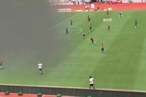 維爾茨在季前賽時(shí)出球賊快為加克波和迪亞斯造機(jī)會(huì)，現(xiàn)在卻沒融入