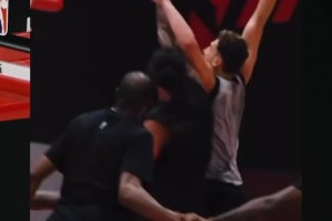 以牙還牙！昨天海王亞當(dāng)斯被申京隔扣，今天立刻隔扣了回來！