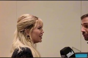 旺達(dá)和小男友在路上被記者堵采訪：你倆還像之前那樣愛對(duì)方嘛~