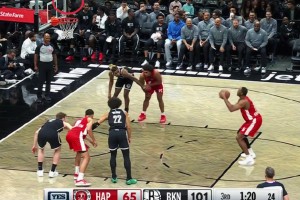 籃網(wǎng)第一場(chǎng)季前賽，曾凡博沒有得到出場(chǎng)機(jī)會(huì)，坐在板凳席角落處