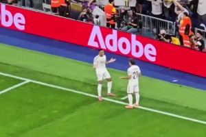 迪亞斯無(wú)私助攻姆巴佩破門后，姆巴佩模仿迪亞斯慶祝動(dòng)作