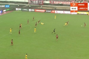 中甲賽場，陜西隊(duì)外援打出貝克漢姆式吊射??