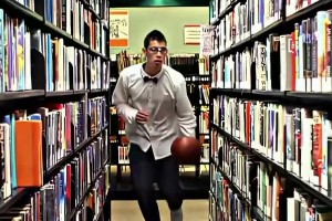 早已經(jīng)是人生贏家了！經(jīng)典廣告：哈佛學(xué)長林書豪籃球?qū)W習(xí)兩不誤！