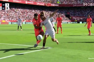 沒必要啊！阿勞霍禁區(qū)送點，桑切斯點射弒舊主瘋狂慶祝