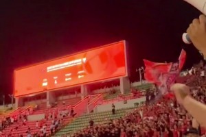 重慶銅梁龍全隊賽后慶祝獲勝！廣西球迷怒罵：你們好意思慶祝？