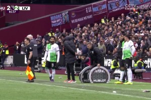 斯洛特怎么辦？當(dāng)年薩拉赫不滿替補(bǔ)，即將上場時和渣叔發(fā)生爭吵