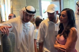 真有錢??！內(nèi)馬爾攜女友在迪拜購置價值4億人民幣豪宅！