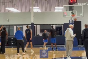 香波特：華子現(xiàn)在已經(jīng)能打哈登式的籃球了，他需要精進(jìn)背身！